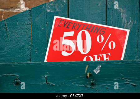 In vendita a segno, 50 percento di sconto. Foto Stock