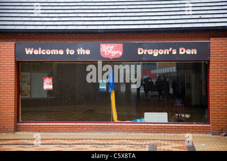 Vuoto negozio di fronte 'Dragon's Den' in Newport, Galles Foto Stock