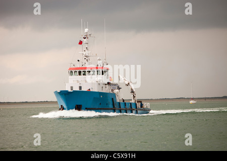 Un recipiente in Walney canale off Barrow in Furness, Cumbria, Regno Unito. Foto Stock