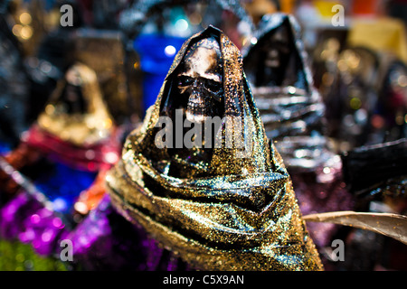 Figurine di santa muerte (saint morte) visto al di fuori del santuario di tepito, Città del Messico. Foto Stock