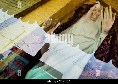 Una statua di santa muerte (saint morte) visto dietro la finestra di un santuario nel centro storico di Città del Messico. Foto Stock