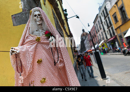 Una statua di santa muerte (saint morte) visto sulla strada vicino al Zocalo, il centro storico di Città del Messico. Foto Stock