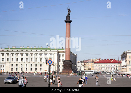 La piazza del palazzo con la colonna di Alexander e le protezioni Sede, San Pietroburgo, Russia Foto Stock