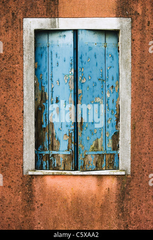 Facciata, weathered persiane alle finestre, close up Foto Stock