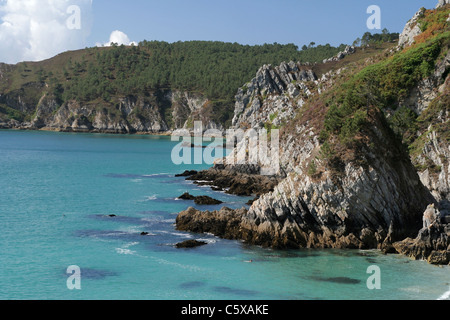 Costa frastagliata della baia di Morgat, Crozon penisola (Finisterre, Bretagna, Francia). Foto Stock
