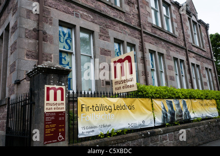 Un banner al di fuori del museo di Stornoway annuncia una mostra la visualizzazione del Lewis Scacchi Foto Stock