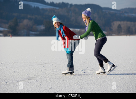 Austria, Salzkammergut, lago Irrsee, Femmina adolescenti (14-15) il pattinaggio e divertirsi Foto Stock