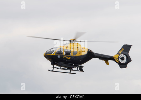 Elicottero della polizia a bordo di un Eurocopter EC135 T2 G-WCAO del Somerset & Avon e Gloucestershire constabulary sorvola RAF Fairford Foto Stock