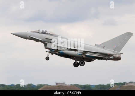 British militare di velivoli da combattimento Eurofighter Typhoon numero ZJ700 arrivando a RAF Fairford per il 2011 Royal International Air Foto Stock