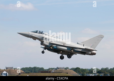 British militare di velivoli da combattimento Eurofighter Typhoon numero ZJ700 arrivando a RAF Fairford per il 2011 Royal International Air Foto Stock