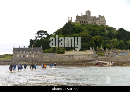 Causeway inondazione in St Michaels Mount, Cornwall Foto Stock