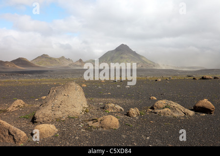 La polvere vulcanica soffiando attraverso il desolato paesaggio Emstrur sul Laugavegur (Laugavegurinn) Sentiero escursionistico Islanda Foto Stock