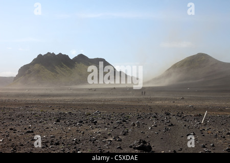 Volcanic tempesta di polvere soffiando attraverso il desolato paesaggio Emstrur sul Laugavegur Hiking Trail Fjallabak Islanda Foto Stock