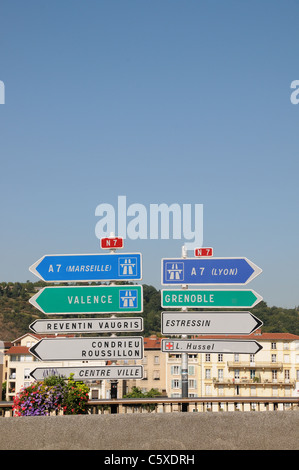 Segnaletica e cartelli per auto le vie e le strade nazionali a Vienne Francia punto per la A7 autostrada e N7 road Foto Stock