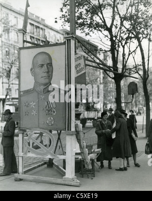 VIENNA 1945 Un ritratto del maresciallo sovietico Koniev domina una strada vicino alla Opera House durante l'occupazione alleata Foto Stock