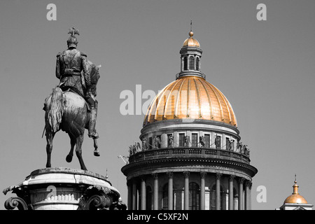 Placcato oro a cupola di San Isacco cattedrale, monumento a Nicola I, San Pietroburgo, Russia Foto Stock