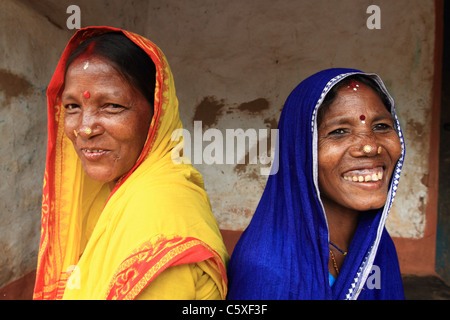 Due indiani felici donne tribali- ridere Foto Stock