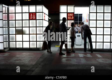 Un Uniqlo pop-up store visto a West 30th Street e la Tenth Avenue, al di sotto del terminale nord della linea alta Park di New York Foto Stock