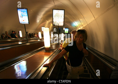 Persone che viaggiano su una scala mobile a San Pietroburgo la stazione della metropolitana, Russia Foto Stock