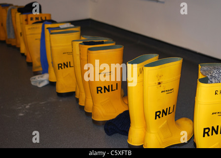 Scialuppa di salvataggio mens boots pronto per l'azione in Shoreham scialuppa di salvataggio stazione. West Sussex. In Inghilterra. Foto Stock