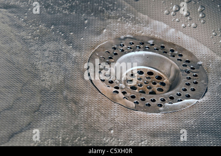 Scarico lavello e acqua che cade Foto Stock