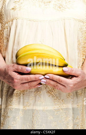 Il cibo in mano donna Foto Stock