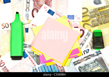 Post-it e pennarello sulle banconote Foto Stock