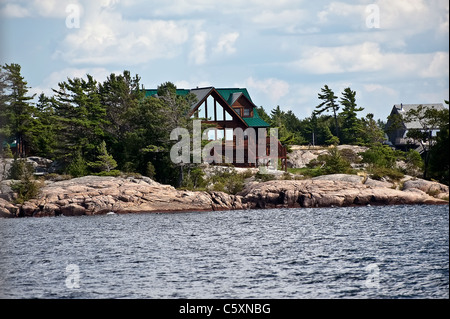 Case per ferie su Georgian Bay shore line Foto Stock