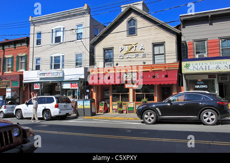 I magazzini e i negozi di Main St., villaggio di Port Jefferson, Long Island NY Foto Stock