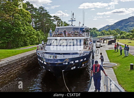 Nave passeggeri signore del Glens è passante attraverso di Nettuno sulla scala di Caledonian Canal a Banavie vicino a Fort William Foto Stock