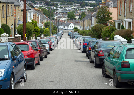 Strada stretta con le auto parcheggiate su entrambi i lati della strada. Harrison terrazza, Truro Cornwall Regno Unito. Foto Stock