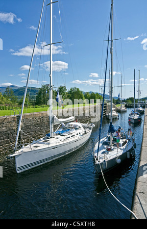 Yachts spostandosi verso nord attraverso le serrature del Caledonian Canal a Banavie vicino a Fort William in Scozia Foto Stock