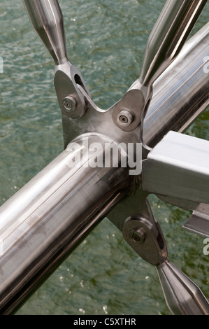 Dettaglio di acciaio inossidabile collegamenti sul Double Helix Bridge, Marina Bay, Singapore Foto Stock