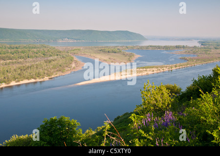 Panorama del fiume Volga, Zhiguli montagne e Zelenenky isola Foto Stock