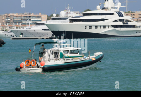 Guardia Civil spagnola imbarcazione di pattuglia sul dovere di Eivissa Porto isola di Ibiza spagna Foto Stock