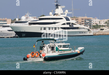 Guardia Civil spagnola imbarcazione di pattuglia sul dovere di Eivissa Porto isola di Ibiza spagna Foto Stock