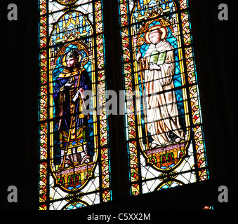 Splendidamente vetro dipinto nella cattedrale di Bordeaux (Cathédral Saint-André de Bordeaux). Foto Stock