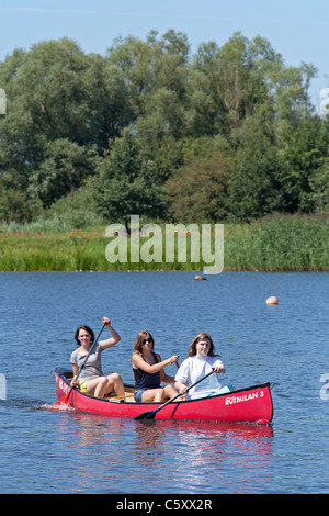 Le tre ragazze canoa sul lago Gartow, Riserva Naturale Elbufer-Drawehn, Bassa Sassonia, Germania Foto Stock