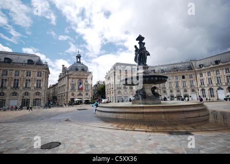 Place de la Bourse square a Bordeaux, Francia, e la fontana Fontaine des Trois Grâces. Foto Stock