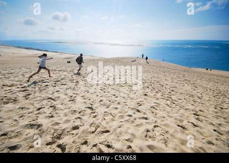 Vista dalla duna di Pilat (aka Duna del Pyla) dalla baia di Arcachon, Francia, la più grande duna di sabbia in Europa: 107 m di altezza e 3 km di lunghezza. Foto Stock