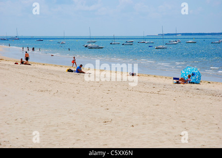 La vita in spiaggia presso la spiaggia di Arcachon, Plage d'Arcachon, nel sud-ovest della Francia. Foto Stock