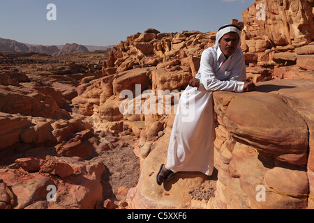 Un beduino uomo in piedi nel Canyon Colorato, Sinai South, Egitto. Foto Stock