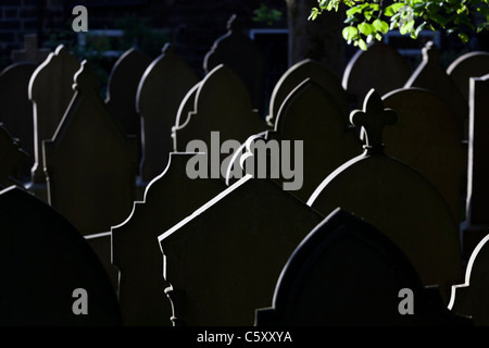 Il cimitero della Chiesa Parrocchiale di Heptonstall, San Tommaso apostolo. Foto Stock