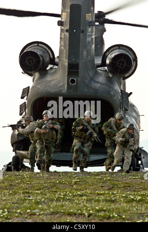 Esercito unità aerea trasporta i Navy SEALS in CH-47D elicottero Chinook. Foto Stock