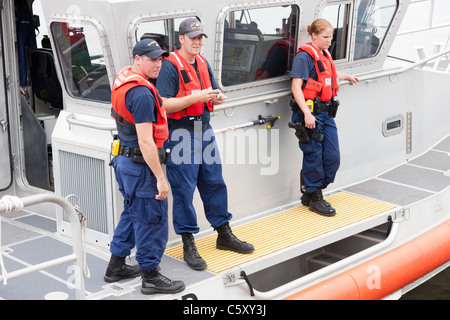 L'equipaggio della US Coast Guard Boat-Medium risposta (RB-M) 45610 aiuta un diportista più intrecciati sul Kill Van Kull in Bayonne, New Jersey. Foto Stock