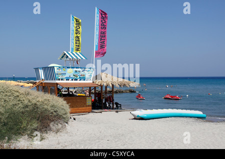 Il centro di sport acquatici sulla spiaggia di PORTOBELLO KARDAMENA KOS. Foto Stock