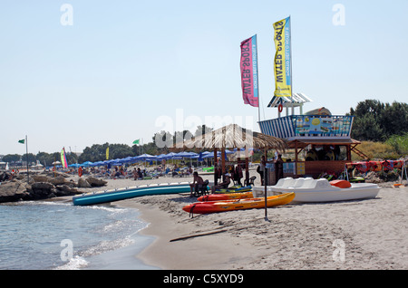 Il centro di sport acquatici sulla spiaggia di PORTOBELLO KARDAMENA KOS. Foto Stock