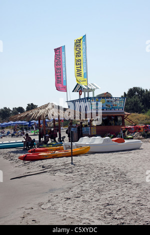 Il centro di sport acquatici sulla spiaggia di PORTOBELLO KARDAMENA KOS. Foto Stock