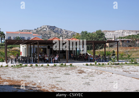 Un moderno hotel greco TAVERNA SULLA SPIAGGIA SULLA SPIAGGIA DI PORTOBELLO KARDAMENA KOS. Foto Stock