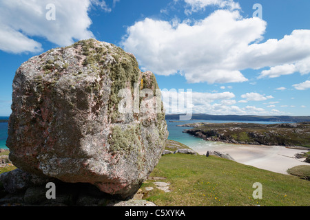 Poggio grande masso erratico guardando oltre Traigh Allt Chailgeag, vicino a Durness, Sutherland, Highland, Scotland, Regno Unito. Foto Stock